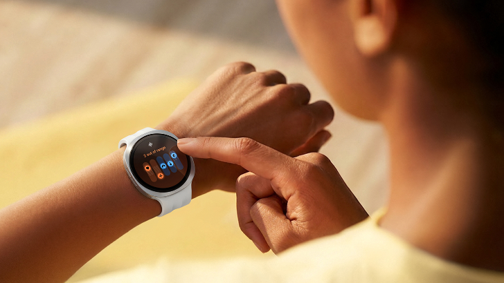 Nahaufnahme einer Person, die mit dem Finger die Anzeige ihrer Samsung Galaxy Watch9 am Handgelenk bedient. © Samsung Electronics