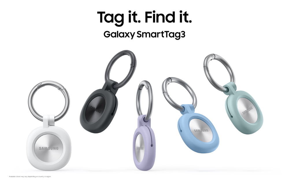 Fünf Galaxy SmartTag3-Tracker mit Metallring in Weiß, Schwarz, Lavendel, Blau und Mint vor weißem Hintergrund.