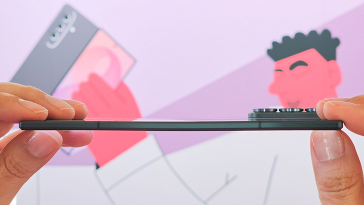 Samsung Galaxy Z Fold8 in Seitenansicht, gehalten zwischen zwei Händen