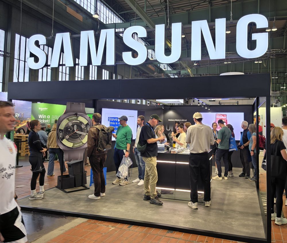Besucher*innen am Stand von Samsung auf der Expo des BMW BERLIN-MARATHONS.