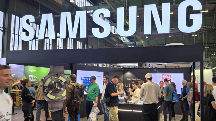Besucher*innen am Stand von Samsung auf der Expo des BMW BERLIN-MARATHONS.