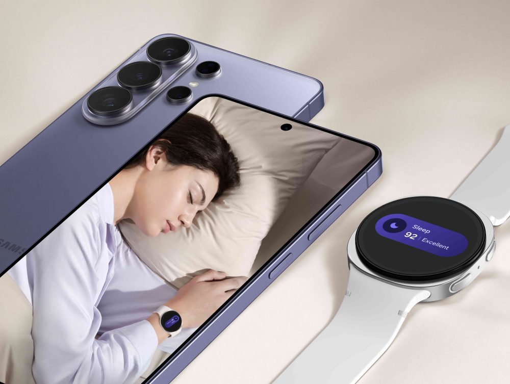 Schlafende Frau mit Samsung Galaxy Watch8 auf dem Display eines Galaxy S26 Ultra