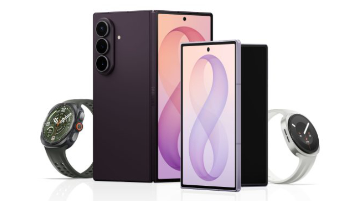 Produktabbildung mit einem aufgeklappten Samsung Galaxy Z Fold8 Ultra und Galaxy Z Fold8 in der Mitte, einer Galaxy Watch Ultra2 mit dunklem Armband links und einer Galaxy Watch9 mit hellem Armband rechts.
