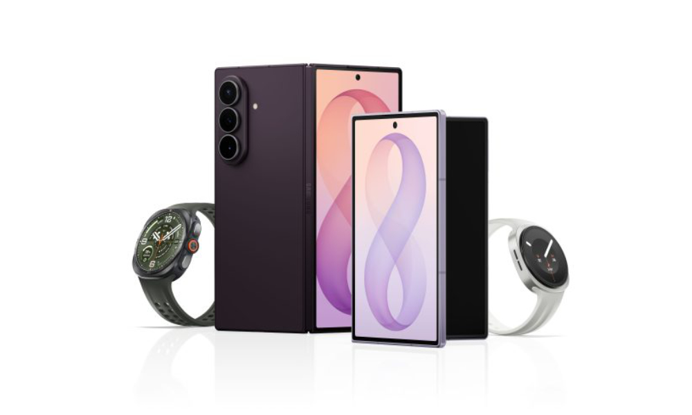 Produktabbildung mit einem aufgeklappten Samsung Galaxy Z Fold8 Ultra und Galaxy Z Fold8 in der Mitte, einer Galaxy Watch Ultra2 mit dunklem Armband links und einer Galaxy Watch9 mit hellem Armband rechts.