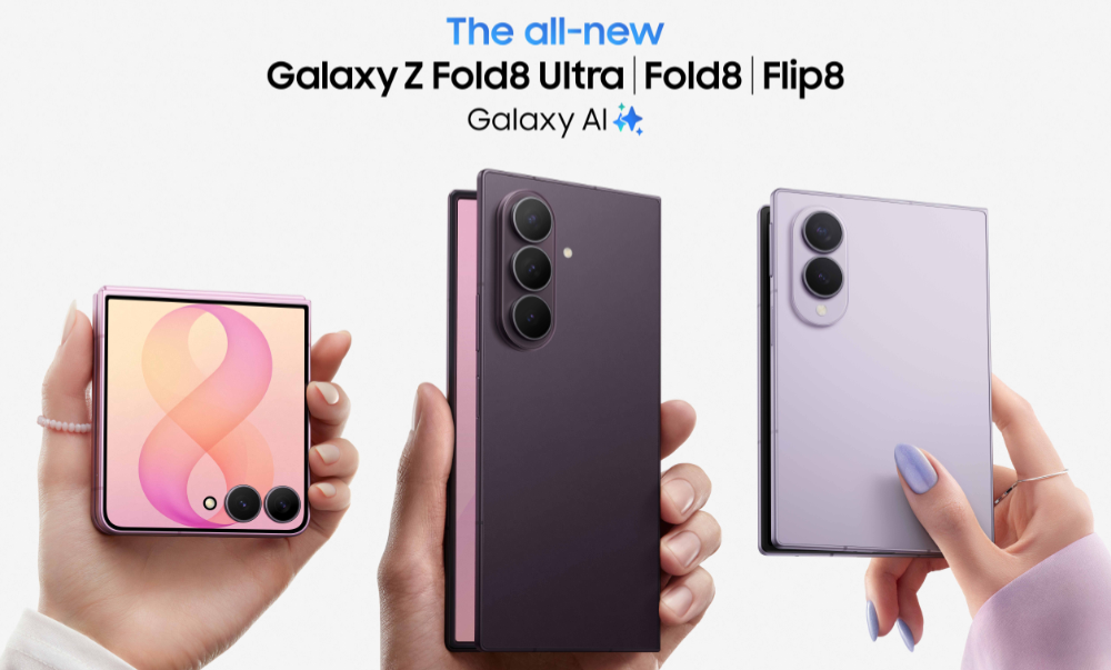 Drei faltbare Smartphones vor hellem Hintergrund: links das Samsung Galaxy Z Flip8 in Rosa, in der Mitte das Samsung Galaxy Z Fold8 Ultra in Dunkelviolett, rechts das Samsung Galaxy Z Fold8 in Lavendel.