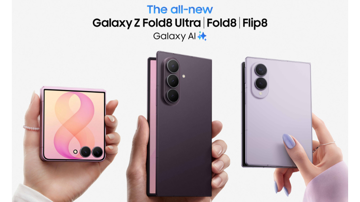 Drei faltbare Smartphones vor hellem Hintergrund: links das Samsung Galaxy Z Flip8 in Rosa, in der Mitte das Samsung Galaxy Z Fold8 Ultra in Dunkelviolett, rechts das Samsung Galaxy Z Fold8 in Lavendel.