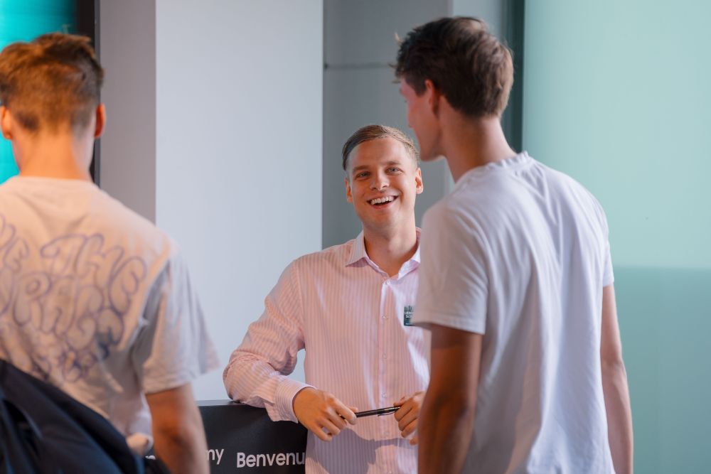 Teilnehmer der Impact Phase von Solve for Tomorrow 2026 tauschen sich beim Auftaktworkshop des Samsung Nachwuchsinnovationsprogramms „Tech for Life“ über ihre Technologieprojekte und gesellschaftlichen Innovationen aus.