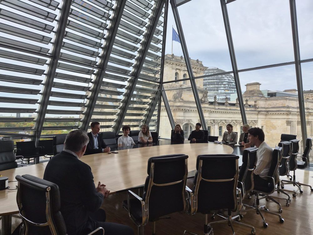 Gewinnerteams von Solve for Tomorrow 2026 besuchen im Rahmen der Impact Phase den Deutschen Bundestag und diskutieren Innovation, Technologie und gesellschaftlichen Impact.