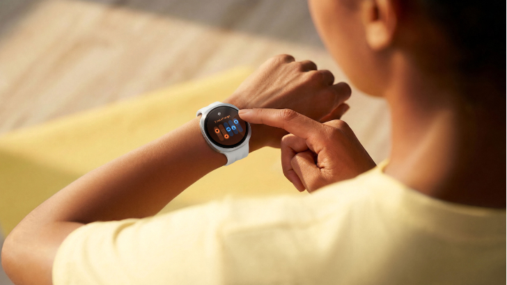 Frau liest auf ihrer Samsung Galaxy Watch9 die persönlichen Vitalwerte ab.