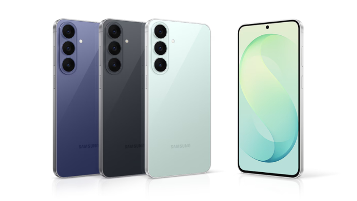 Drei Galaxy S26 FE in den Farben Blueberry, Graphite und Pistachio stehen in der Rückansicht nebeneinander, daneben ein Gerät mit Blick auf das Display, das einen grünen Hintergrund zeigt.
