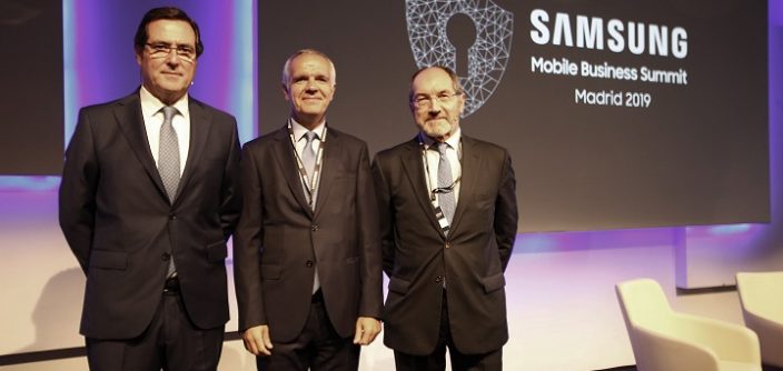 Antonio-Garamendi-presidente-de-la-CEOE-y-Celestino-García-vicepresidente-corporativo-de-Samsung-Pedro-Mier-Presidente-de-Ametic.jpg
