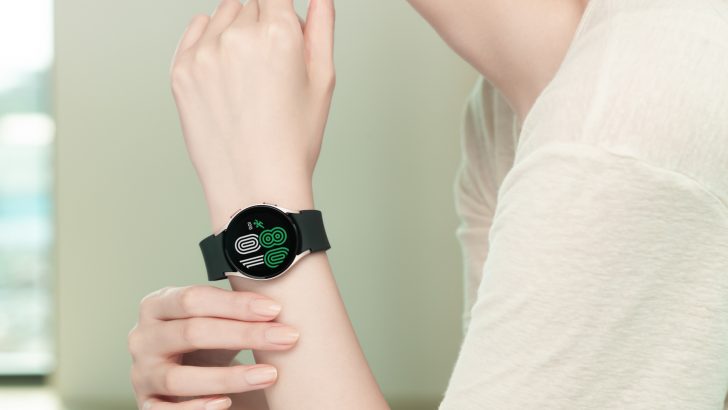 9.-Galaxy-Watch4_Lifestyle_Outbox-Strap2.jpg