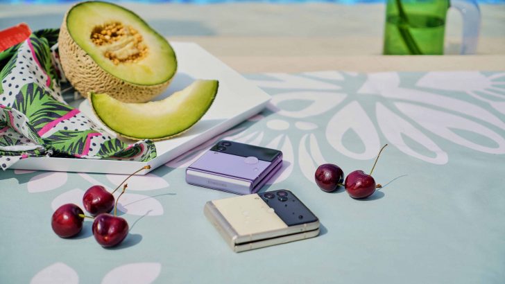 lifestyle_galaxyzflip3_5g_cream_lavender.jpg