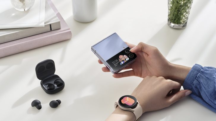 017_hands-on_galaxy_zflip4_blue_watch5_pinkgold_buds2pro_graphite_Samsung.jpg