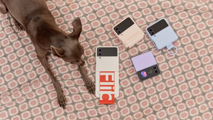 049_lifestyle_galaxy_zflip4_pinkgold_graphite_borapurple_blue.jpg