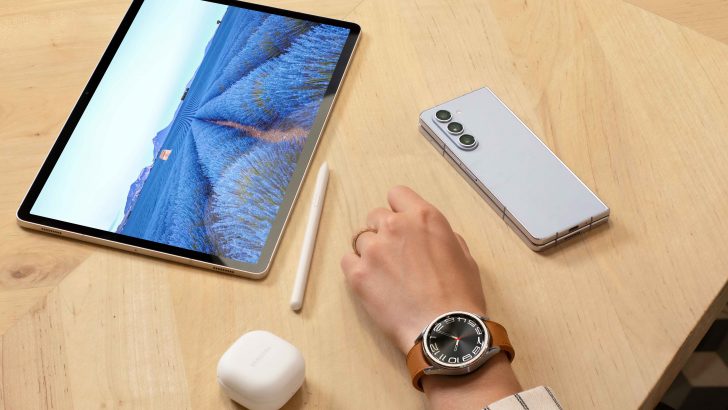 006-lifestyle-galaxy-zfold5-icyblue-watch6-classic-43mm-silver-tabs9plus-beige-spen-buds2pro-white.jpg