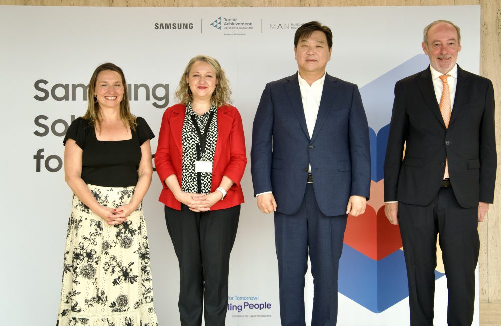 Representantes de Samsung, Junior Achievement y el Museo Arqueológico Nacional durante la presentación de Samsung Solve for Tomorrow.