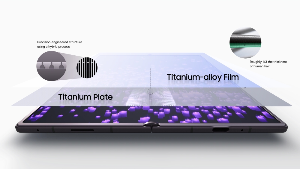 Vista desplegada de un Galaxy Z Fold8 con una placa de titanio y una película de aleación de titanio sobre la pantalla, fabricada mediante un proceso híbrido de precisión y con un grosor aproximado de un tercio de un cabello humano.