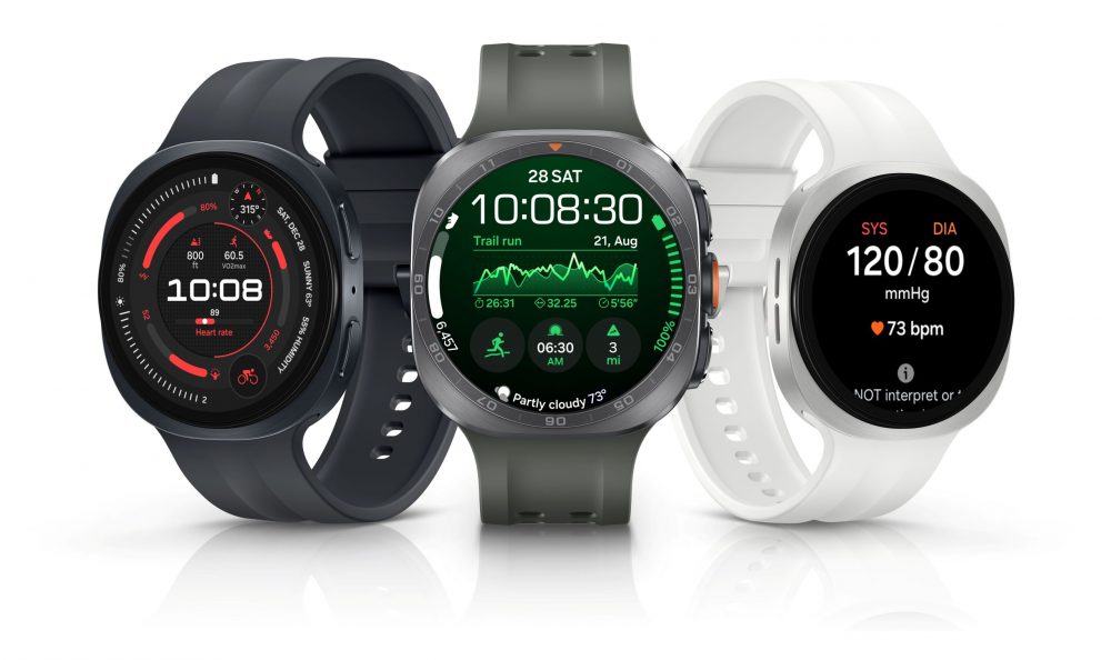 Tres relojes Samsung Galaxy Watch en distintos diseños y colores, mostrando funciones de actividad física, trail running y medición de la presión arterial.