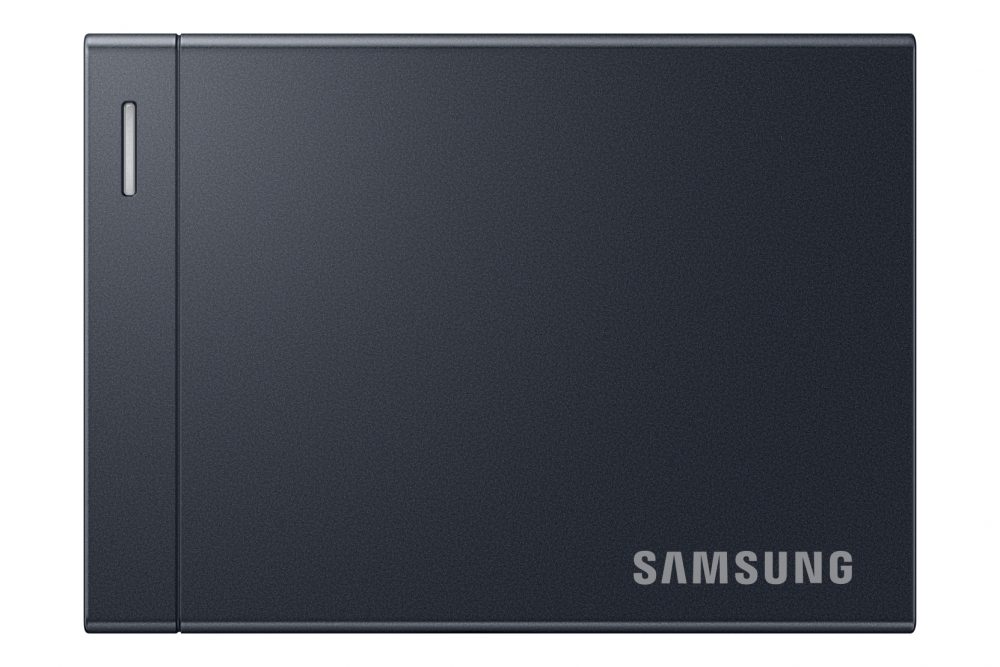 Samsung P9 Portable SSD negro en vista frontal, con indicador LED y logotipo de Samsung.