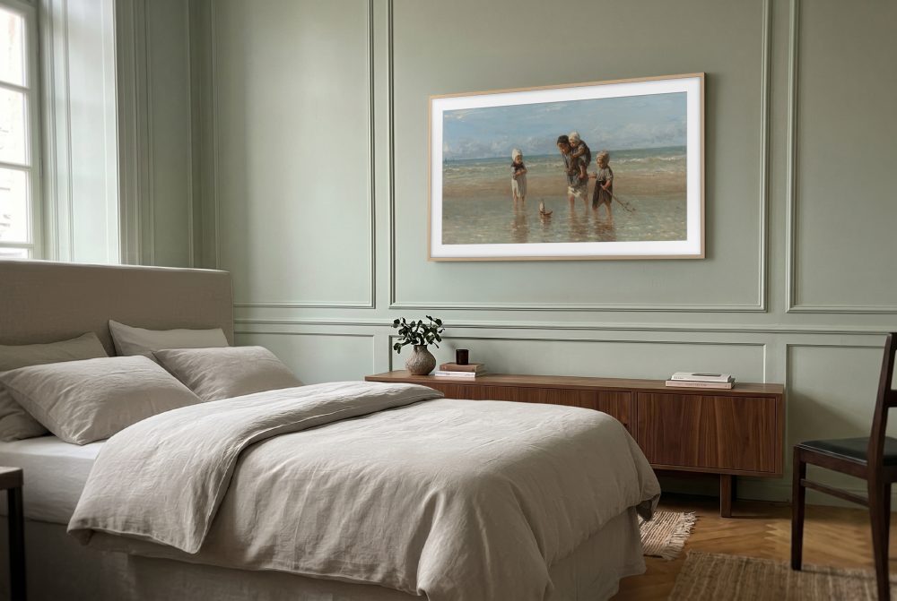 The Frame integrado en un dormitorio, mostrando una obra de arte en pantalla y formando parte de la decoración de la pared sobre un mueble de madera.