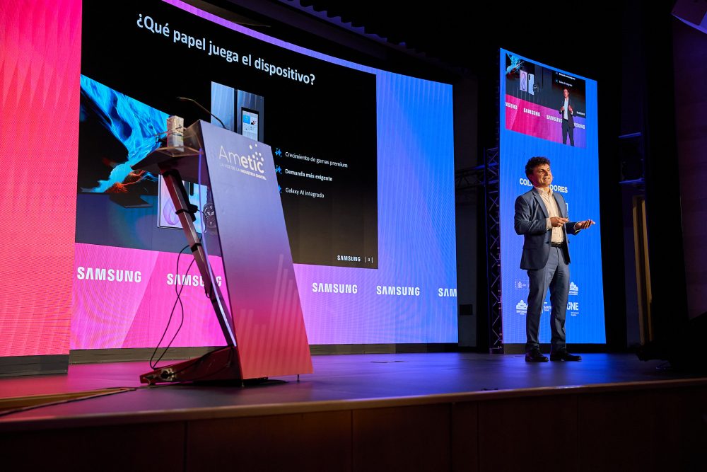 Ponente durante una presentación de Samsung sobre el papel de los dispositivos y Galaxy AI, en un evento de la industria digital.