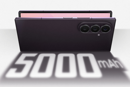 Galaxy Z Fold8 Ultra plegado, visto desde la parte trasera, con sus tres cámaras y el número 5000 mAh proyectado delante.