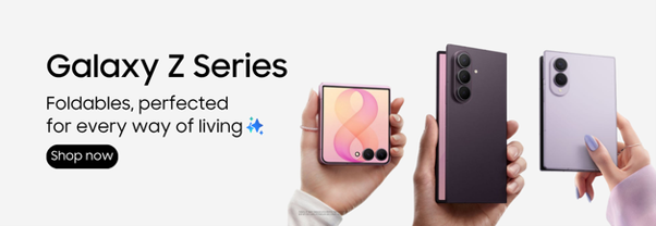 Tres smartphones plegables de la serie Galaxy Z sostenidos en distintas posiciones por varias manos.
