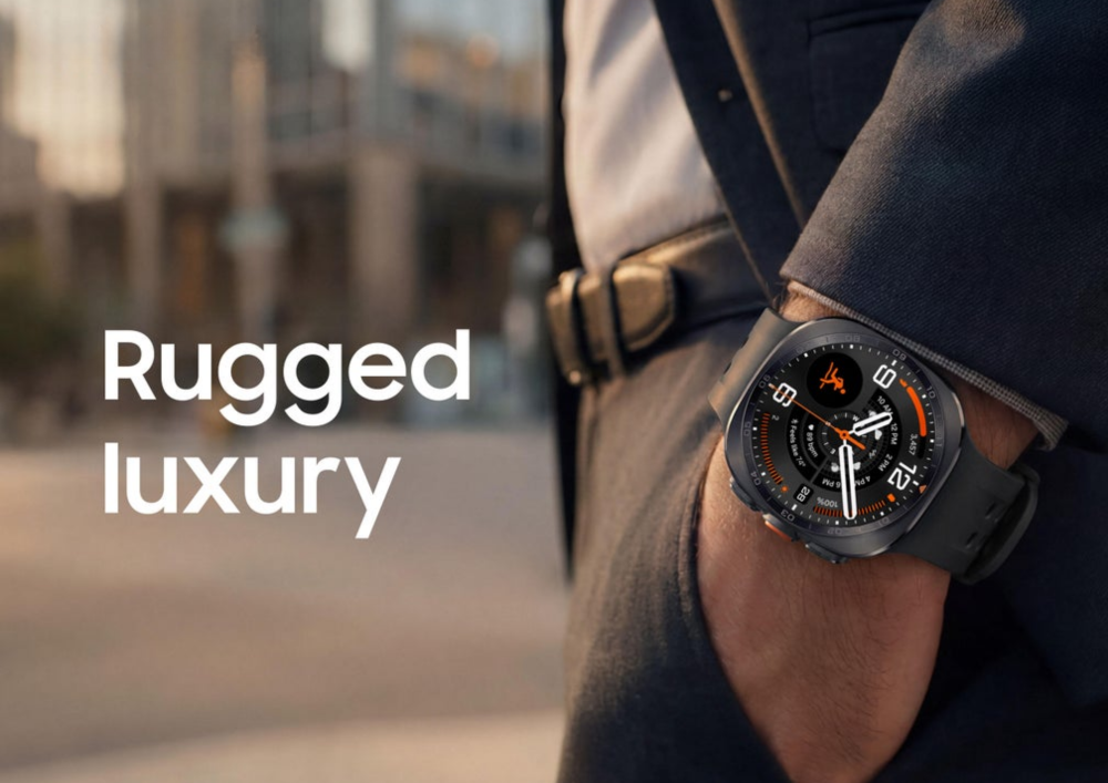 Samsung Galaxy Watch Ultra en la muñeca de un hombre con traje, mostrando su diseño robusto y premium en un entorno urbano.