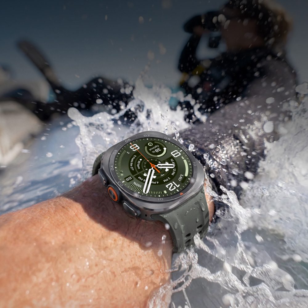 Samsung Galaxy Watch Ultra en la muñeca de un buceador, rodeado de agua, mostrando su diseño robusto durante una actividad acuática.