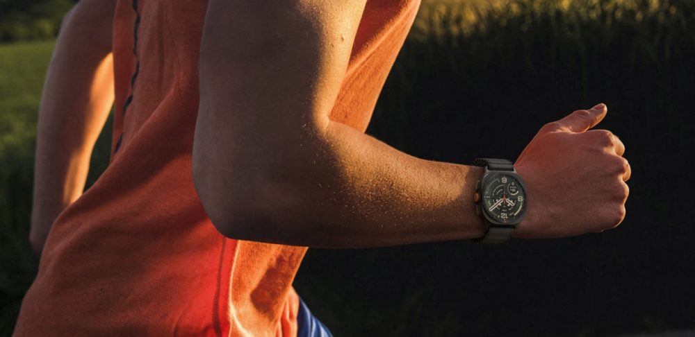 Samsung Galaxy Watch Ultra en la muñeca de una persona mientras corre al aire libre, mostrando su diseño deportivo y robusto durante el entrenamiento.
