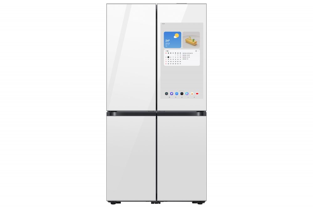 Frigorífico Samsung Bespoke AI de cuatro puertas en acabado blanco, con pantalla Family Hub integrada en la puerta superior derecha.