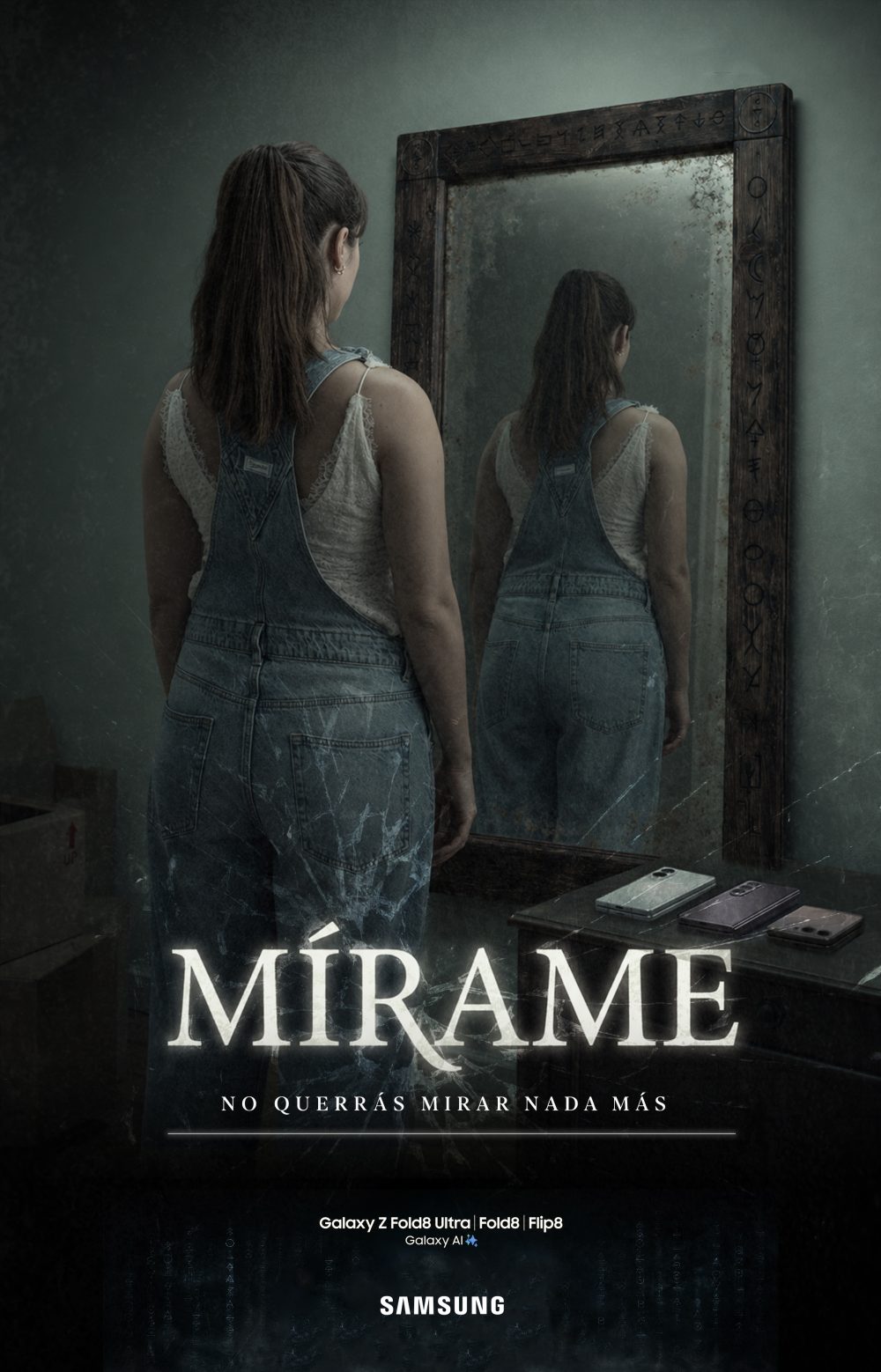 Cartel de película en el que aparece una chica frente a un espejo en un ambiente espeluznante