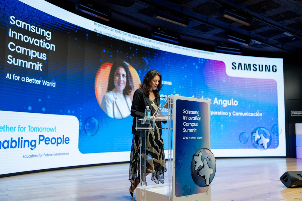 Representante de Samsung interviene en el Samsung Innovation Campus Summit, celebrado bajo el lema “AI for a Better World”, frente a una gran pantalla del evento.