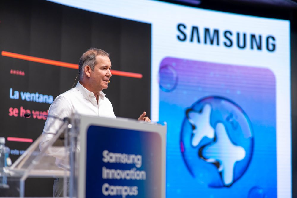 Un ponente durante una presentación en el Samsung Innovation Campus, frente a una pantalla con el logotipo de Samsung y contenidos sobre innovación tecnológica.