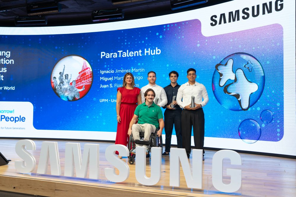 Cinco participantes posan en el escenario del Samsung Innovation Campus Summit durante la presentación de ParaTalent Hub, con varios de ellos sosteniendo reconocimientos.