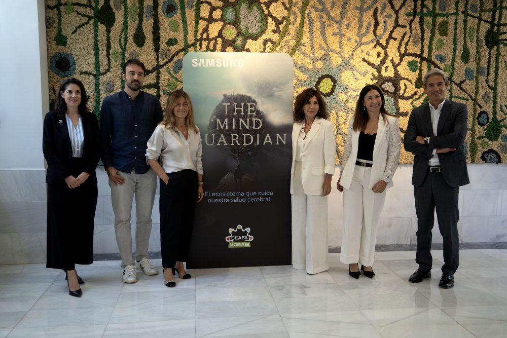 Seis personas posan junto a un panel de Samsung dedicado a The Mind Guardian: El ecosistema que cuida nuestra salud cerebral, con el logotipo de CEAFA Alzheimer.