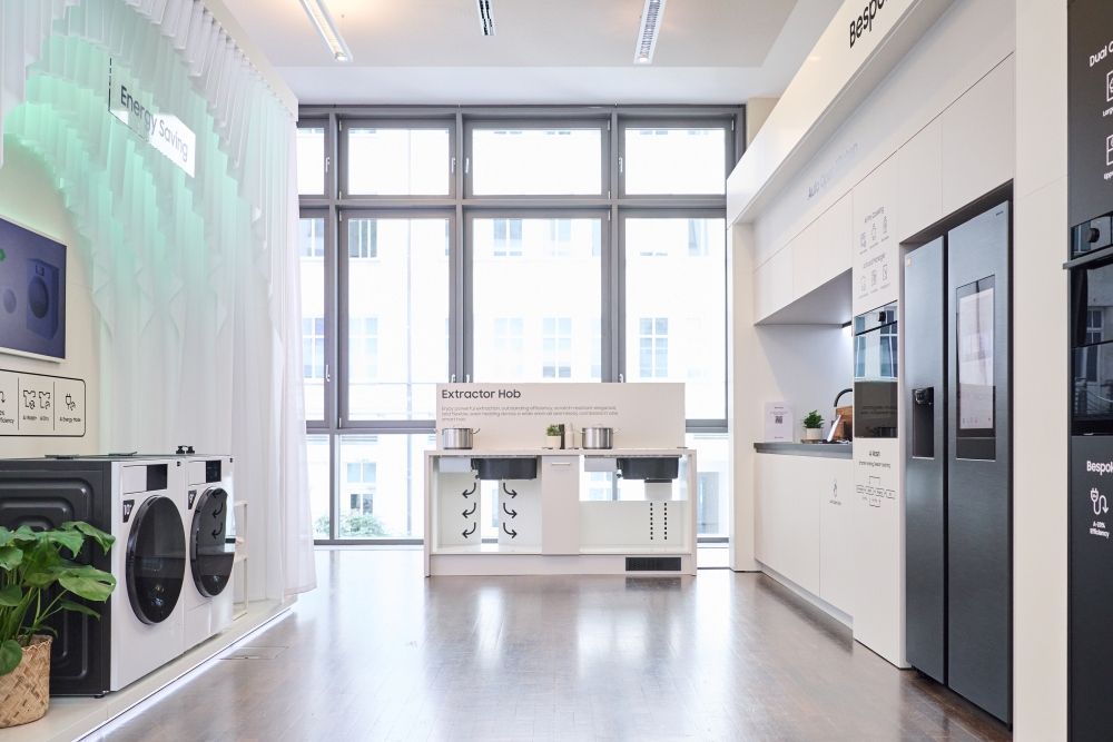 Showroom de electrodomésticos Samsung con frigoríficos Bespoke, lavadoras y una zona de demostración Extractor Hob.