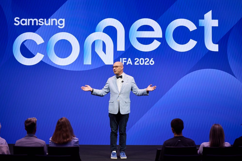 Benjamin Braun, CMO de Samsung Europa, durante su intervención en Samsung Connect en IFA 2026, frente a una pantalla azul con el logotipo del evento.