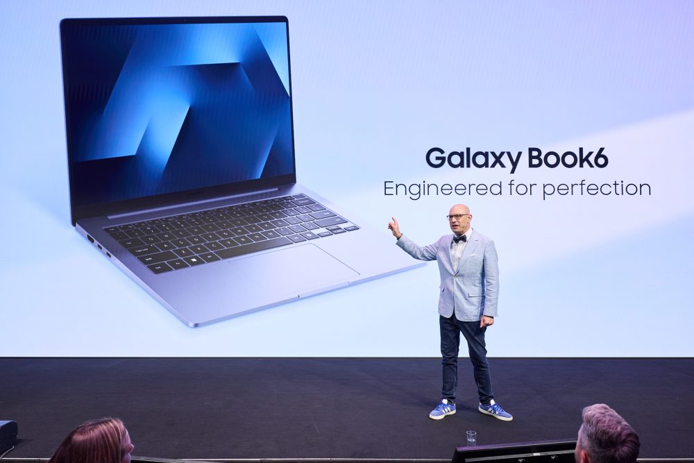 Benjamin Braun, CMO de Samsung Europa, presenta el nuevo Samsung Galaxy Book6 en IFA 2026, junto a una imagen del portátil en pantalla.