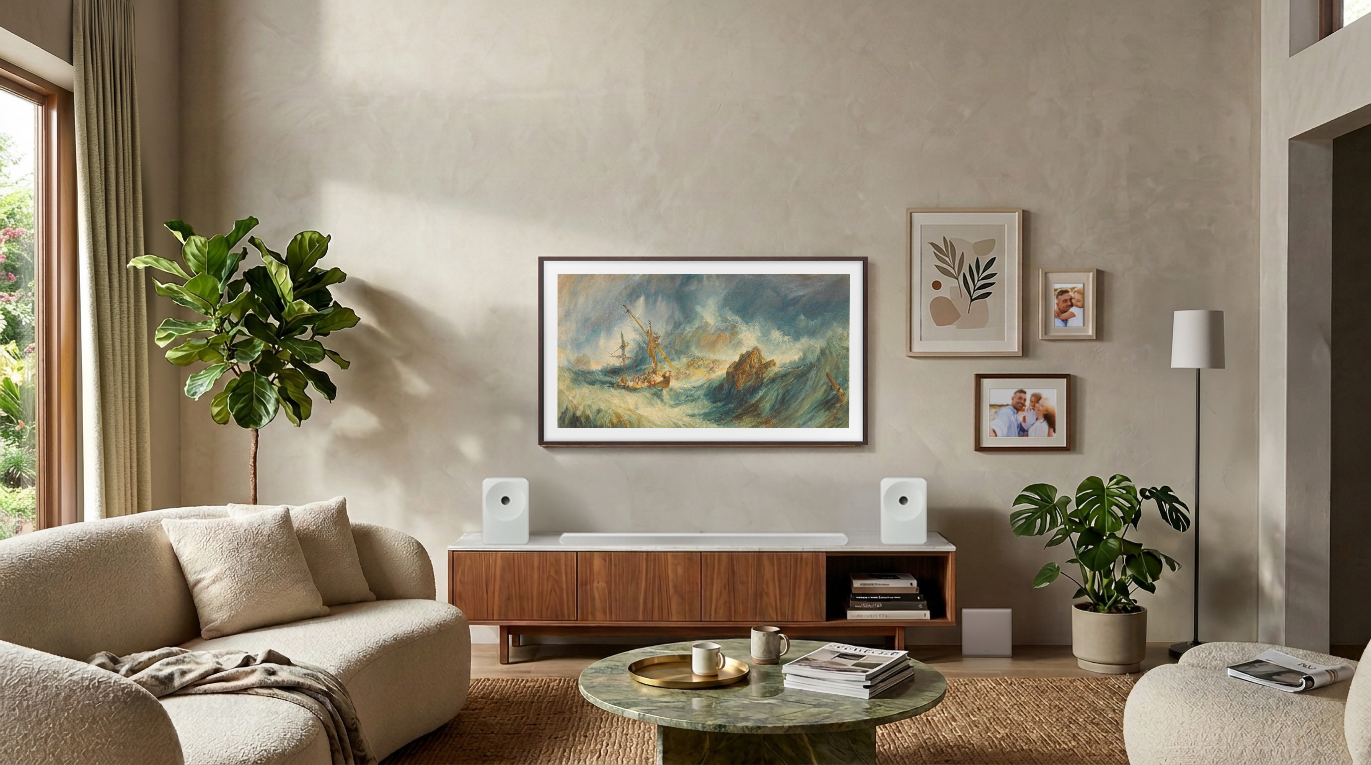 Televisor Samsung The Frame mostrando una obra de arte en un salón moderno, integrado en una pared junto a un sistema de sonido y decoración.
