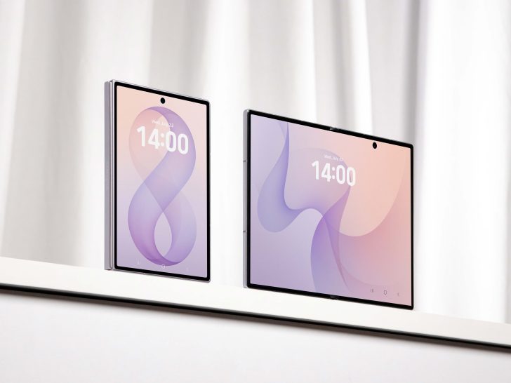 Dos smartphones plegables Samsung Galaxy Z Fold8, uno en posición vertical y otro horizontal, con sus pantallas desplegadas y fondos en tonos rosa y violeta.