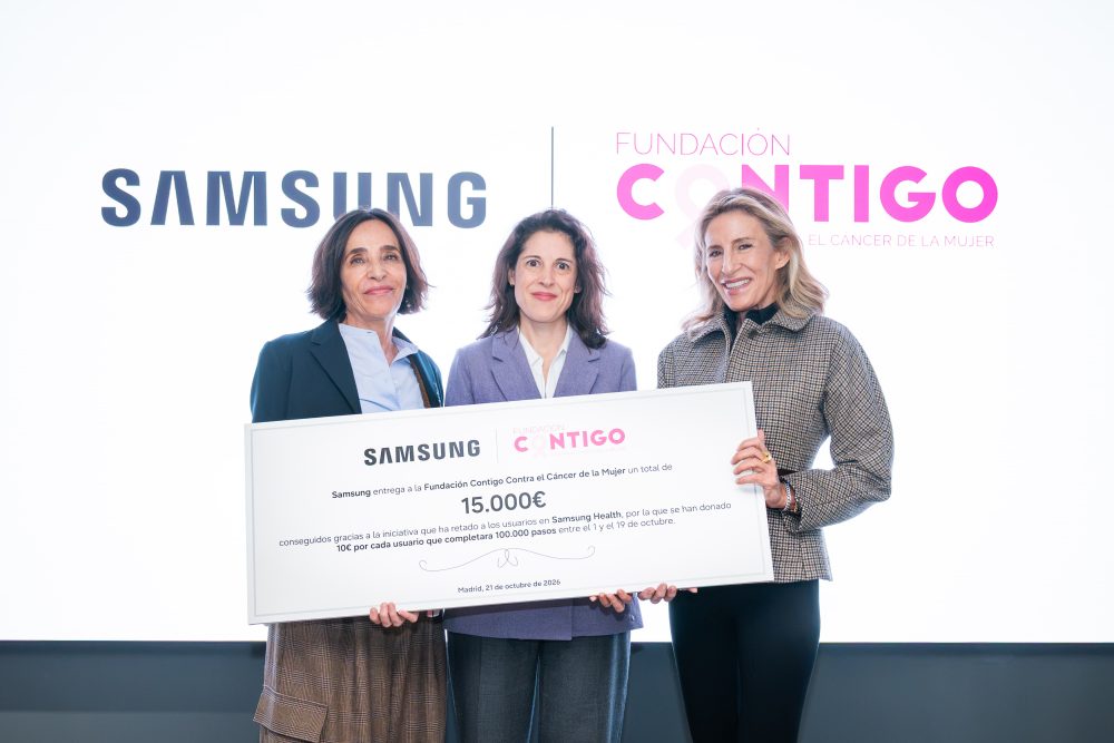 Tres representantes de Samsung y la Fundación Contigo contra el Cáncer de la Mujer posan con un cheque de 15.000 euros, recaudados mediante un reto solidario de 100.000 pasos en Samsung Health para apoyar la lucha contra el cáncer de mama.