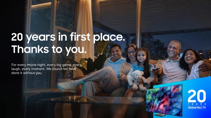 Campaña de Samsung TV por sus 20 años consecutivos como número uno mundial en televisores, con una familia de cinco personas disfrutando de una velada en el salón frente al televisor y el mensaje «20 years in first place. Thanks to you».