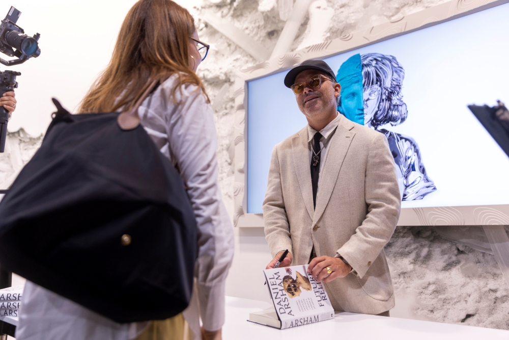 Daniel Arsham échange avec les visiteurs lors d’une séance de dédicaces.