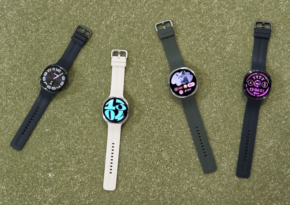 ▲ (De gauche à droite) La Galaxy Watch9 est disponible en deux tailles : 40 et 44 mm.