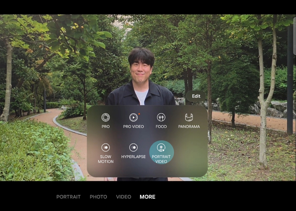 ▲ Les utilisateurs peuvent ouvrir l’application Appareil photo et sélectionner « Plus » pour accéder à Vidéo Portrait.