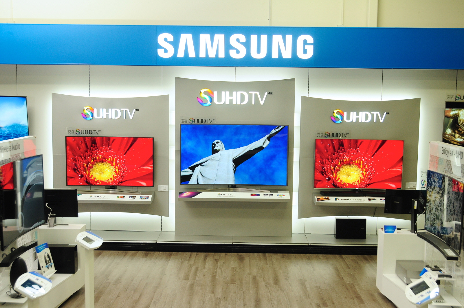 PHOTO-A-Samsung-Entertainment-Experience-area-at-a-Best-Buy-store.jpg