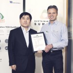 PHOTO-Jongjune-Seo-Sr.-Manager-at-Samsung-Electronics-Nordic-AB-and-Soren-Enholm-CEO-of-TCO.jpg