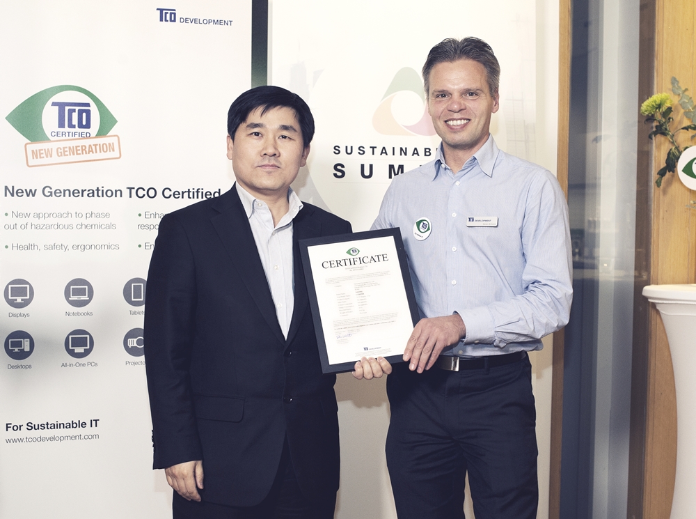 PHOTO-Jongjune-Seo-Sr.-Manager-at-Samsung-Electronics-Nordic-AB-and-Soren-Enholm-CEO-of-TCO.jpg